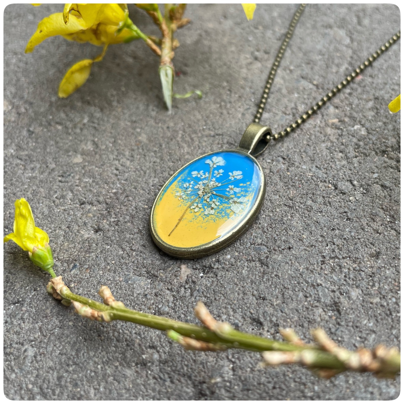 Elfen Helfen Halskette | echte wilde Möhre Blüten | Farbmix Himmelblau/Sonnengelb