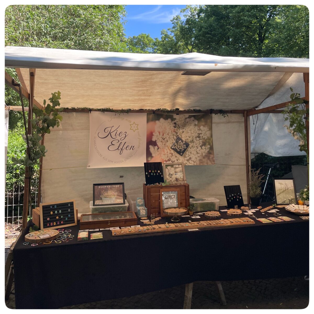 Schmuckstand auf dem Wochenmarkt Boxhagener Platz