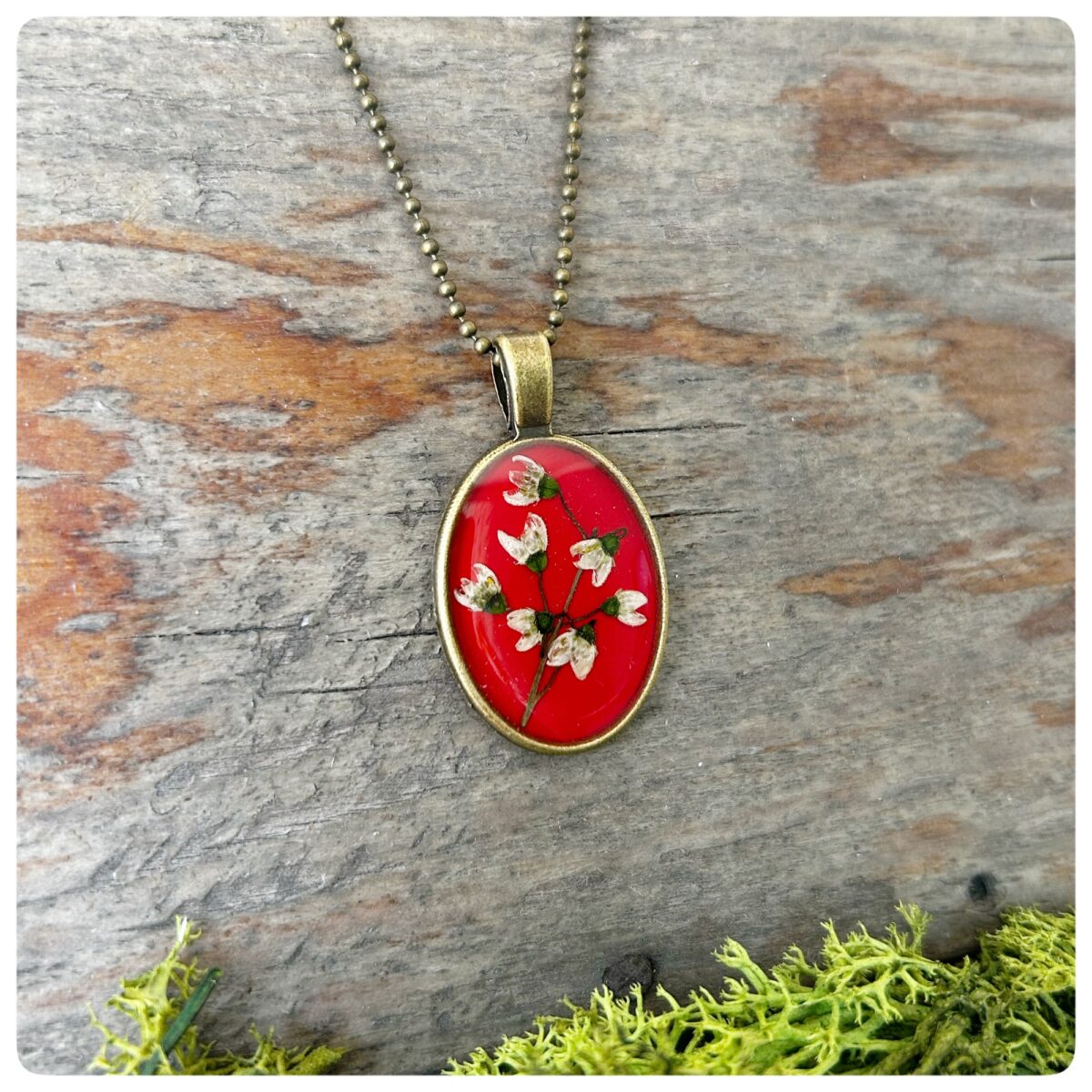 Halskette feuerrot mit echten Blüten