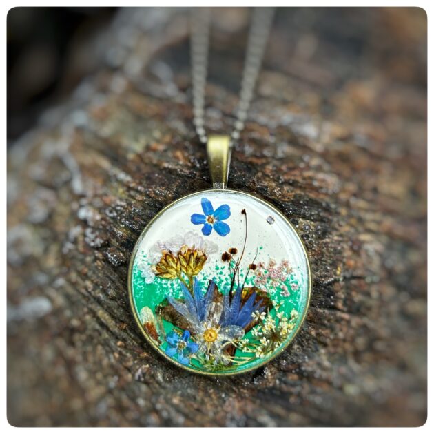 bunte Halskette mit Allerlei aus der Natur