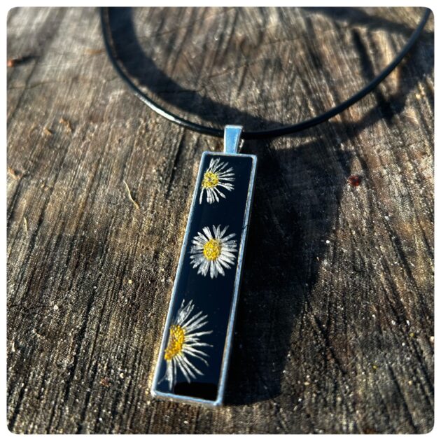 längliche Halskette mit echten Gänseblümchen