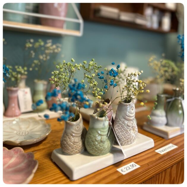 Vasenreihe mit Fischen