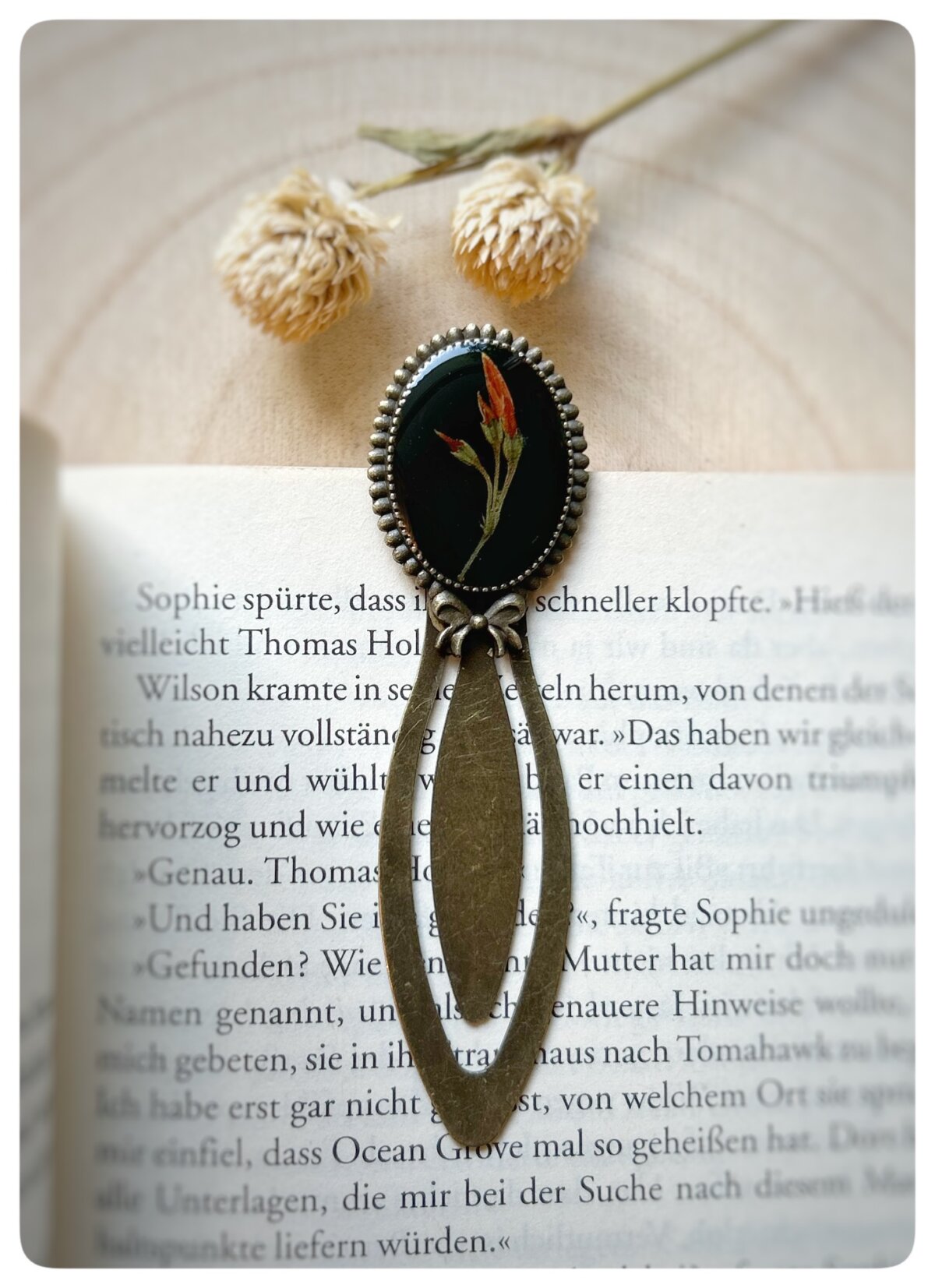 Lesezeichen mit echter Wildblume